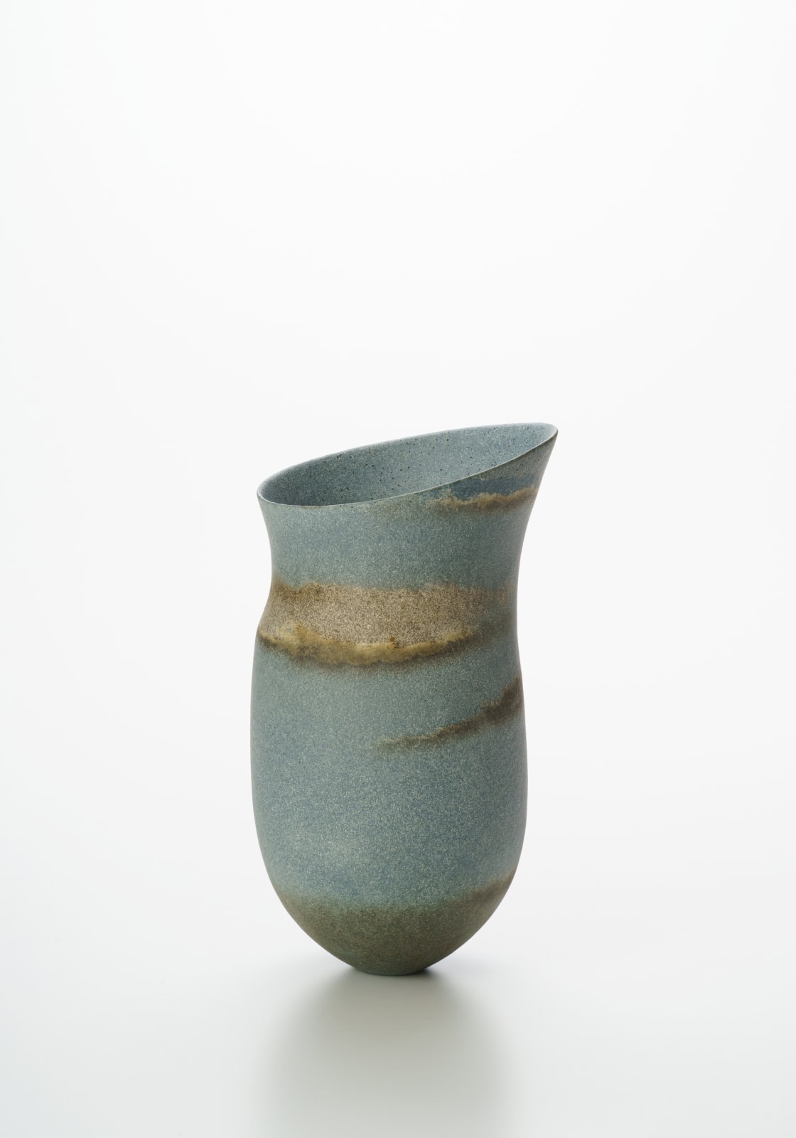 ジェニファー・リー, Blue, dark base, haloed olive traces, granite band, tilted, 2021