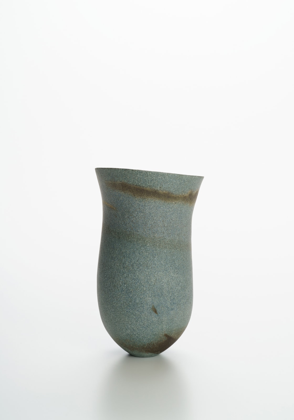 ジェニファー・リー, Blue, haloed olive traces, granite band, tilted, 2021
