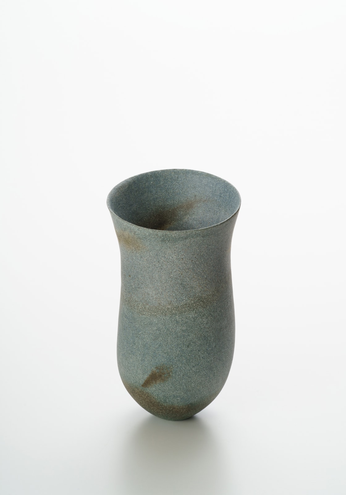 ジェニファー・リー, Blue, haloed olive traces, granite band, tilted, 2021