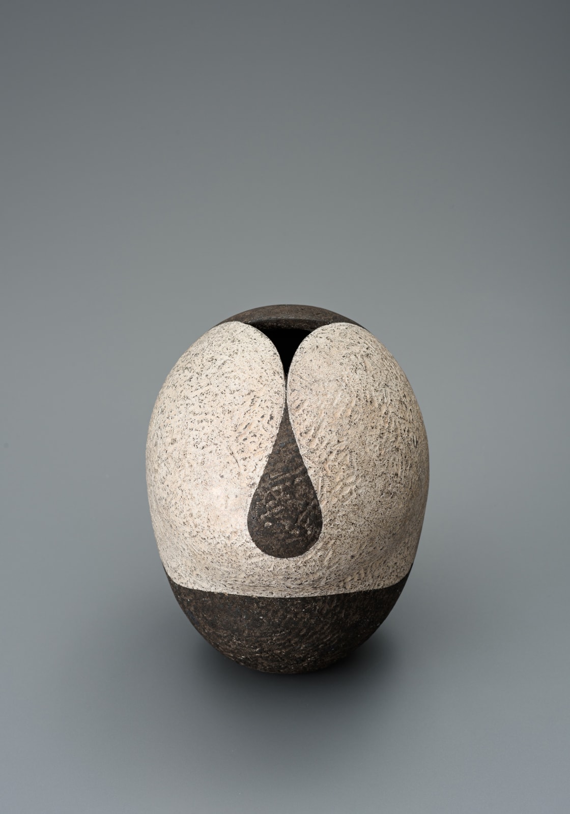 井口 大輔, 黒銹陶銀彩壺, 2021