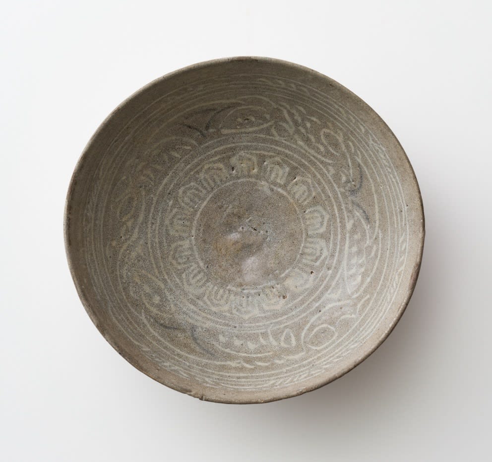 李朝初期粉青印花鉢