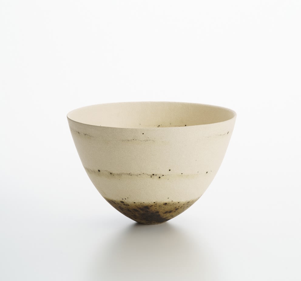 ジェニファー・リー, Pale, vanishing traces, dark speckled base, flashing, 2022