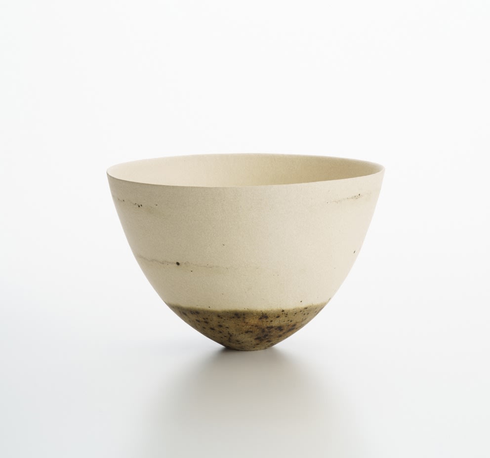ジェニファー・リー, Pale, vanishing traces, dark speckled base, flashing, 2022