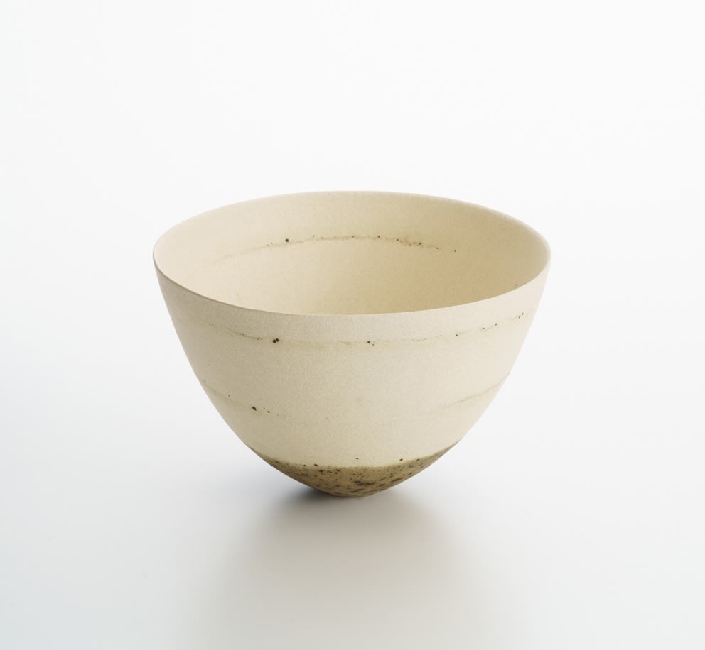 ジェニファー・リー, Pale, vanishing traces, dark speckled base, flashing, 2022