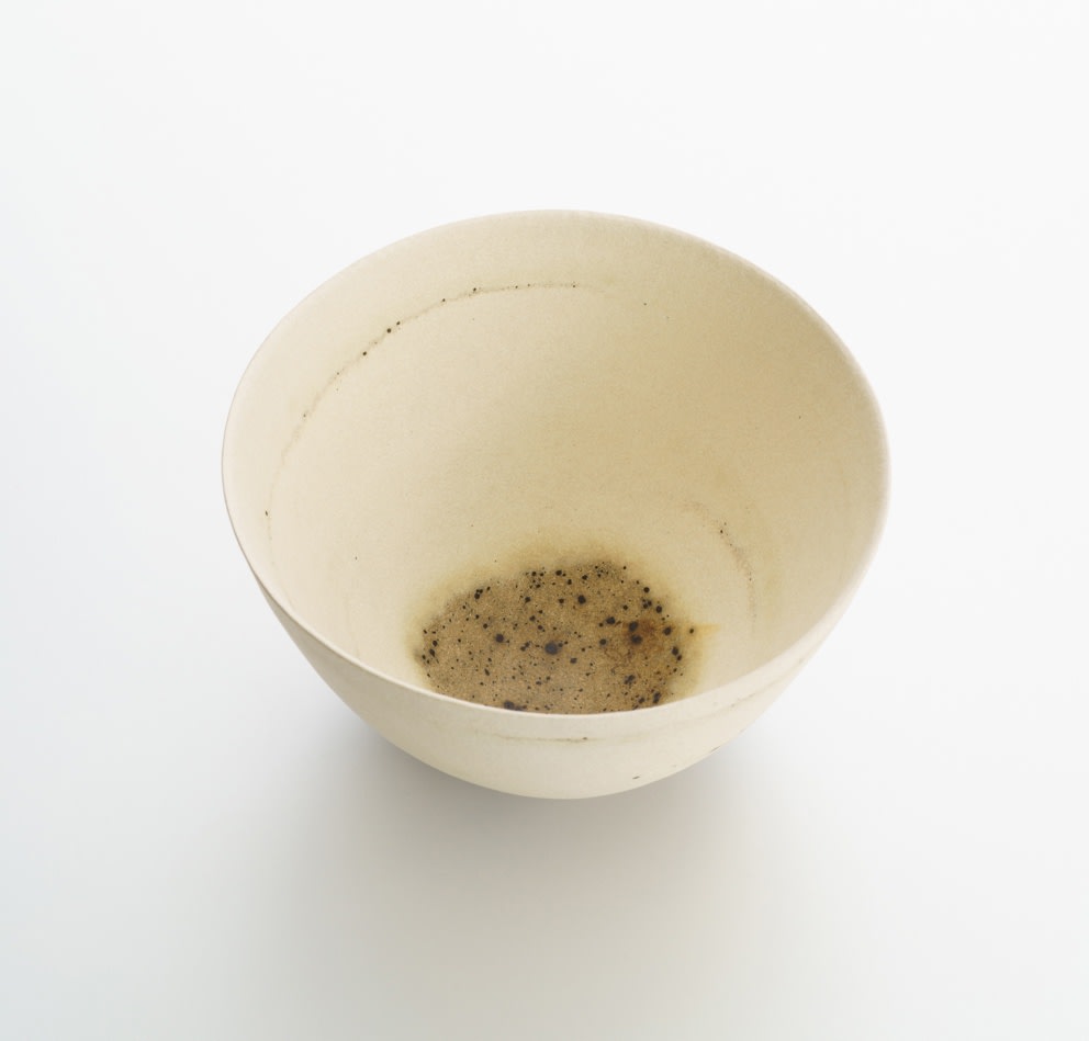 ジェニファー・リー, Pale, vanishing traces, dark speckled base, flashing, 2022