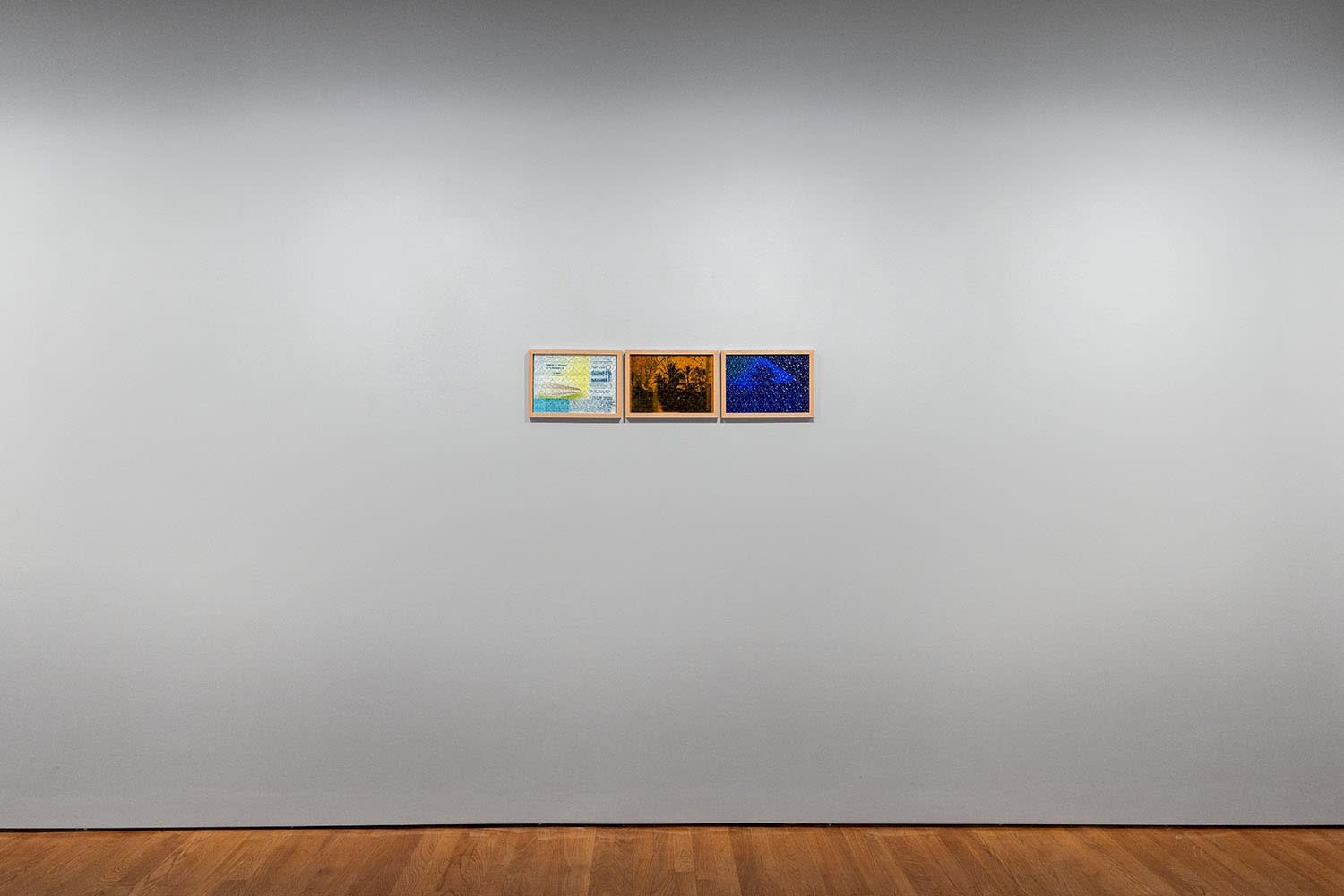 Farah Khelil, Temoin Oculaire Bleu Ocre Blanc, 2023 (Vue D'exposition)