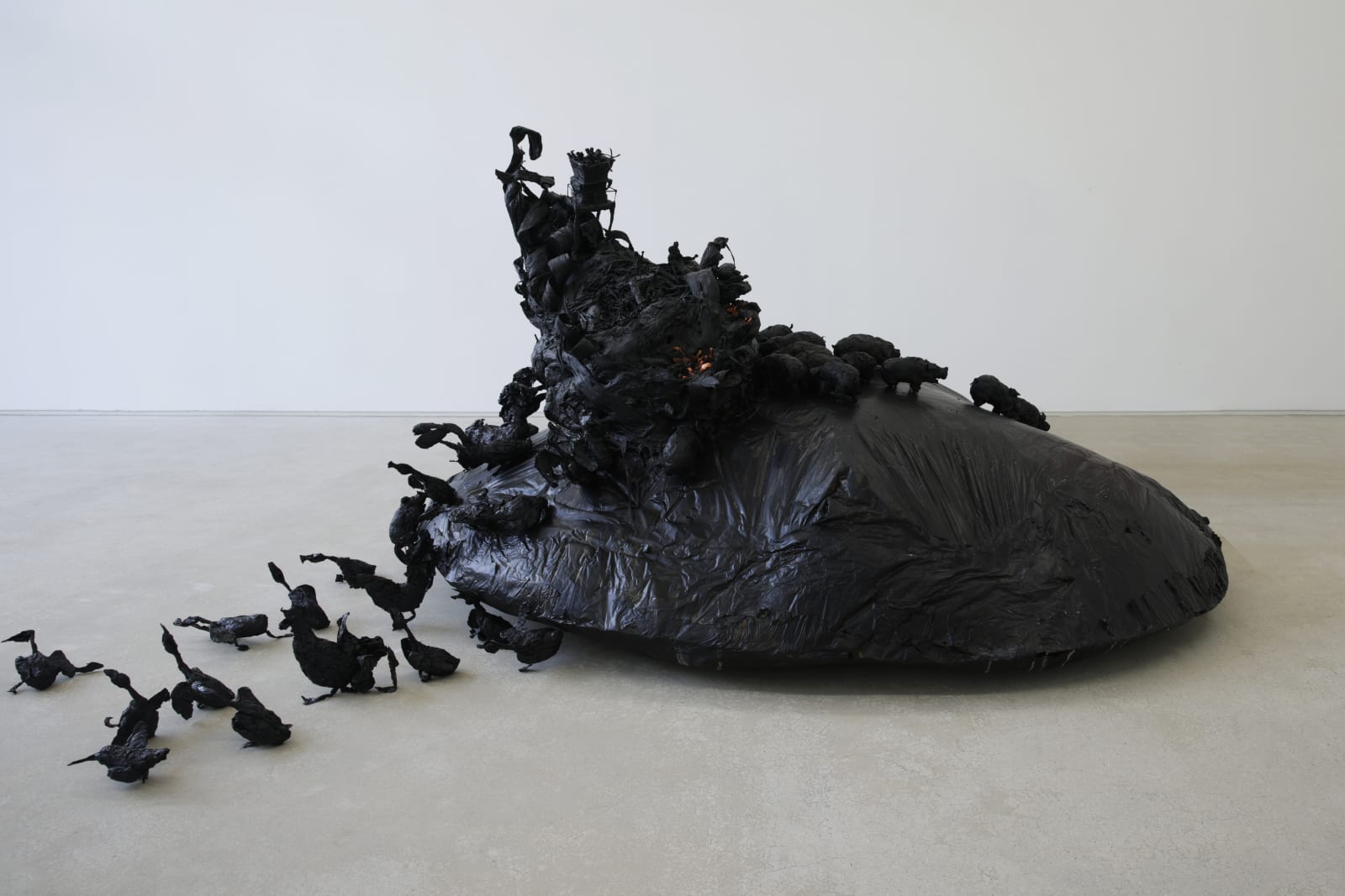 옮을 꺼 같으니까, 다 갈아버려 I think it's contagious, so grind it all, 비닐, 우레탄, 아크릴, vinyl, urethane, acrylic, variable size, 2024