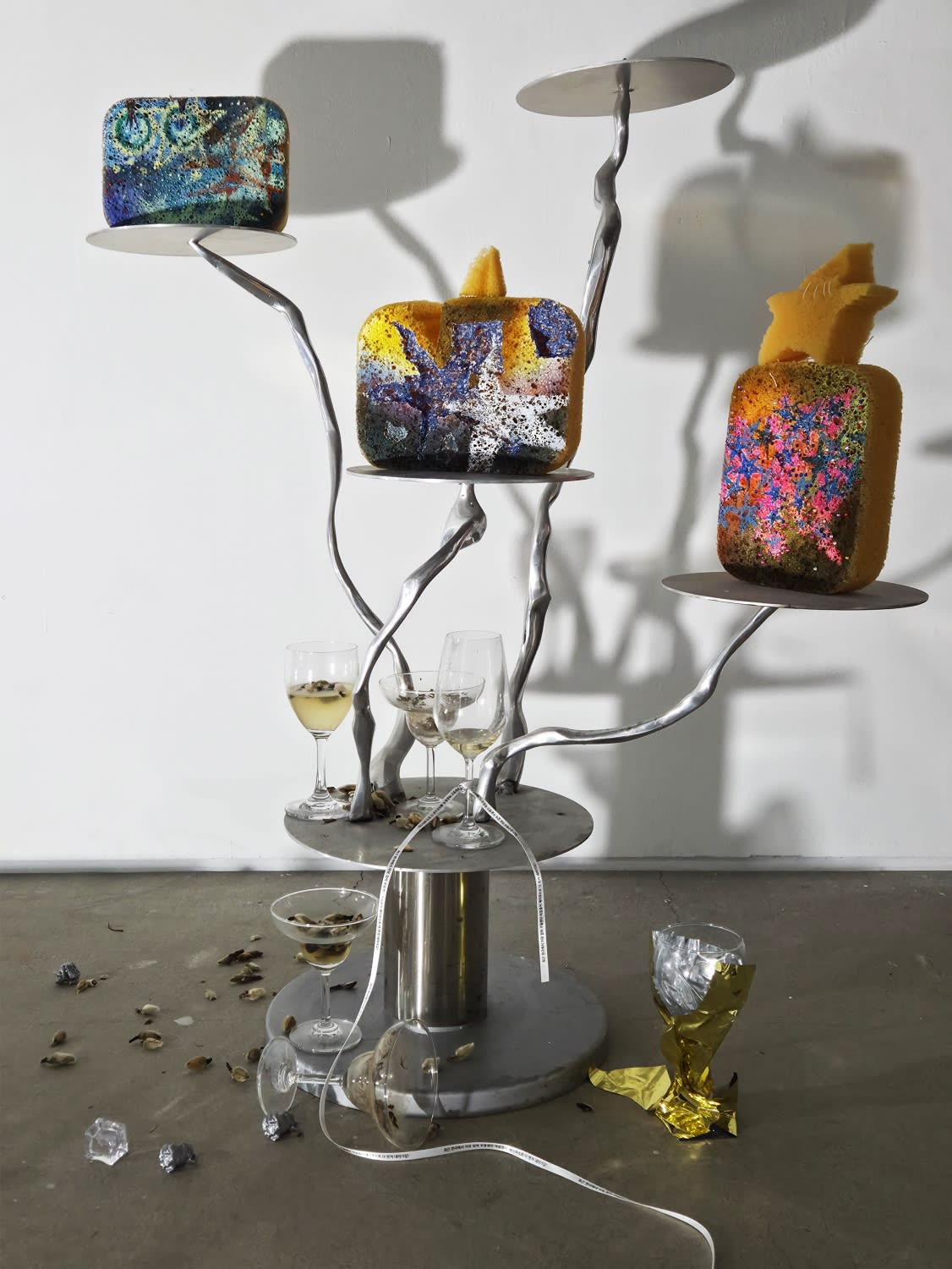 2023년 페리지갤러리 전시에서 선보인 Michel2: Ink and Love Backup 2-4를 가영의 스폰지 작업이 올라간 좌1대로 바뀐 조각 A sculpture in which Michel2: Ink and Love Backup 2–4, presented at Perigee Gallery in 2023, was replaced with a pedestal holding Ghayoung’s sponge work, 혼합 매체 mixed media, 81×47×96cm, 2023