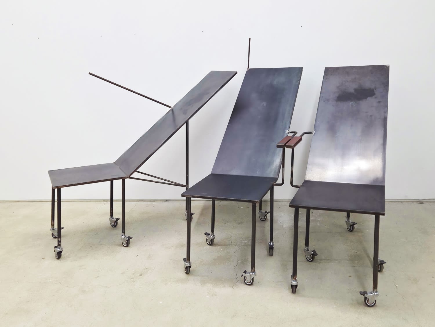 〈올랭피아〉를 위한 의자로 올려놓은 2025년 백남준아트센터에서 전시한 〈프로시드〉 Proceed, exhibited at the Nam June Paik Art Center in 2025, placed on a chair for Olympia, 철, 자석, 바퀴 steel, magnets, wheels, dimensions variable, 2025