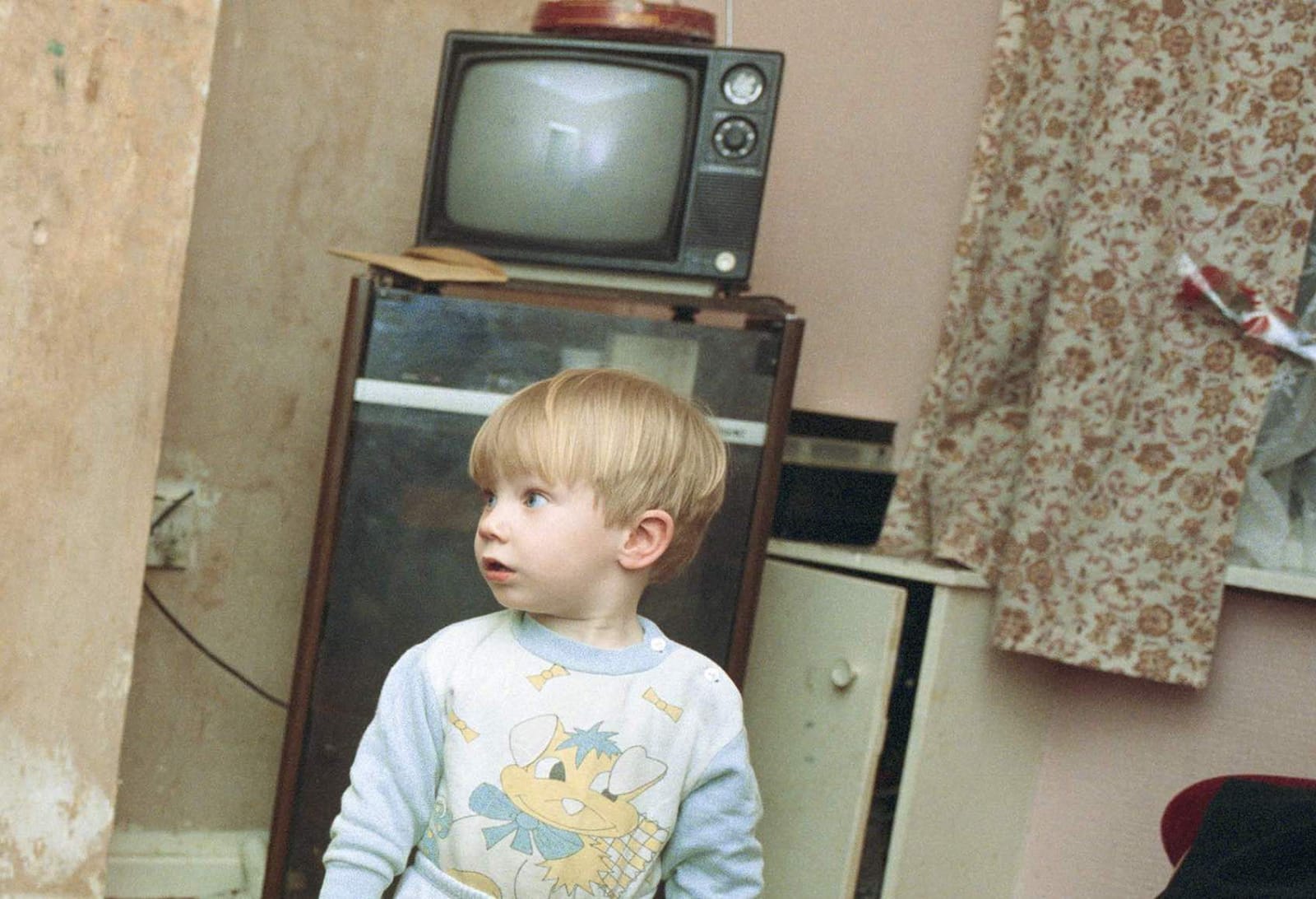 Nick Waplington, UNTITLED (LR93 176), from the series Living Room, 1985-97