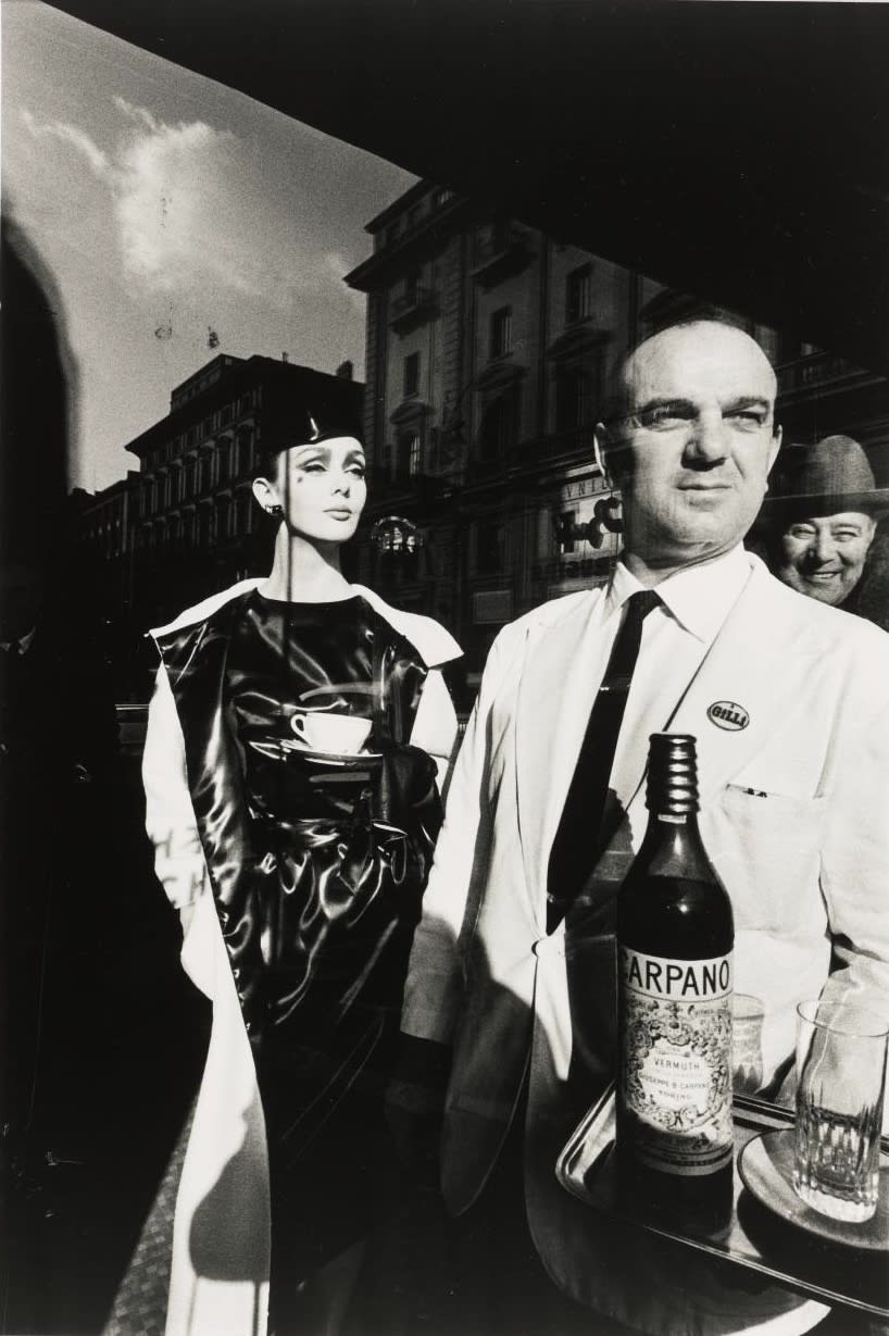 Jeanloup Sieff, Waiter Carrying Carpano, 1963