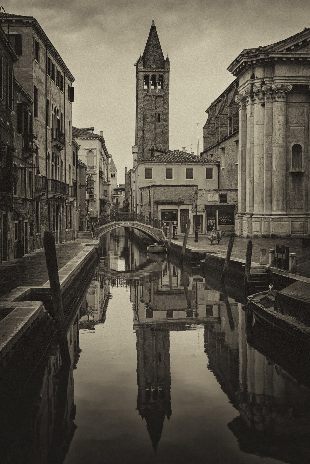 Turm im Kanal