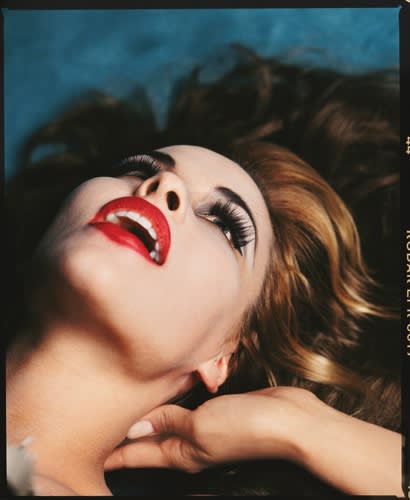 Michel Comte, Pamela Anderson, Object Carpet, 1995