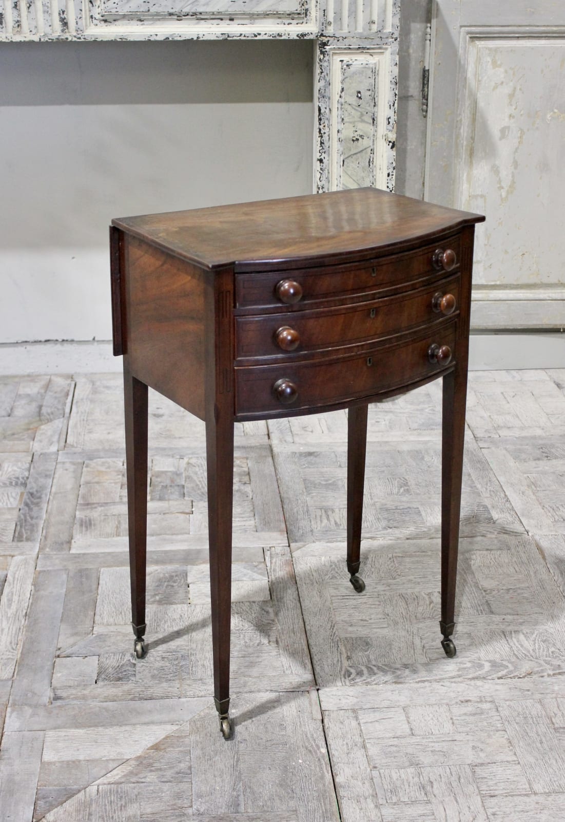 Georgian mahogany drop-flap lamp table circa 1800