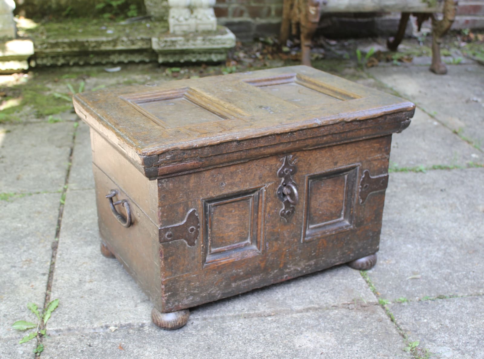 Small 17th century oak coffer, Circa 1600