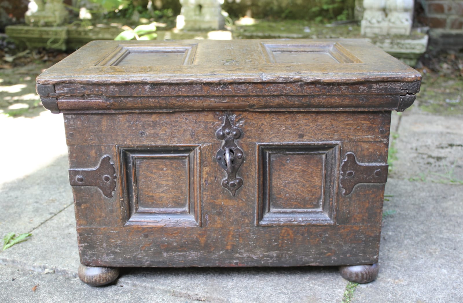 Small 17th century oak coffer, Circa 1600