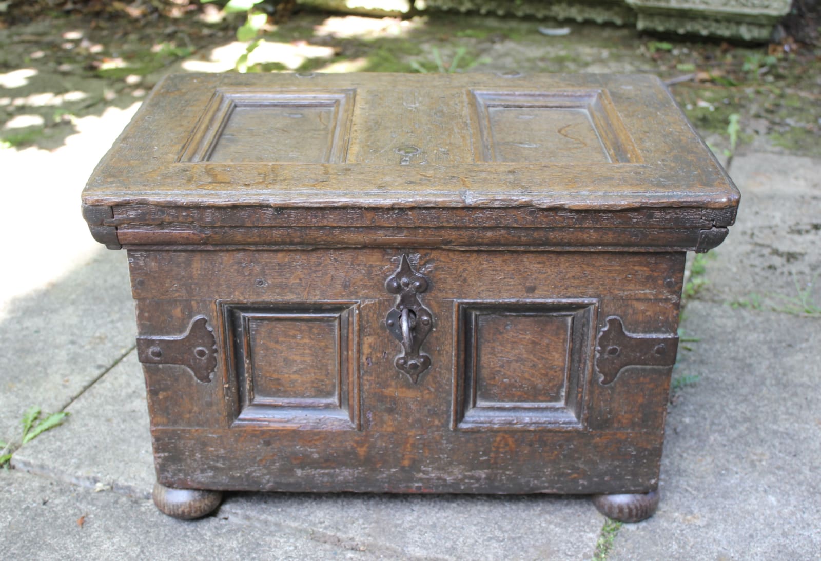 Small 17th century oak coffer, Circa 1600