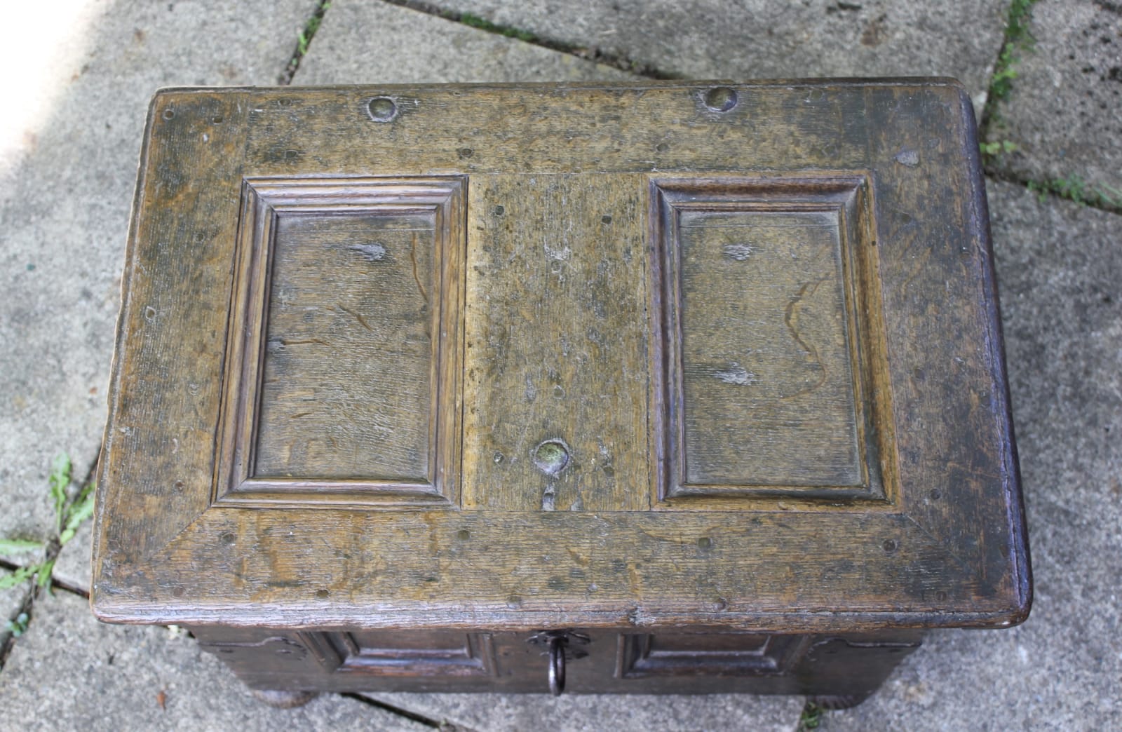 Small 17th century oak coffer, Circa 1600