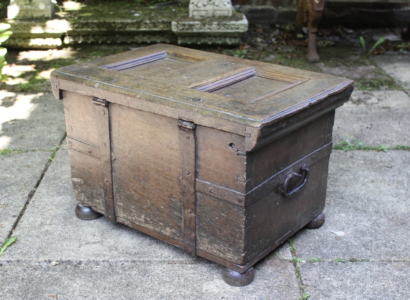 Small 17th century oak coffer, Circa 1600