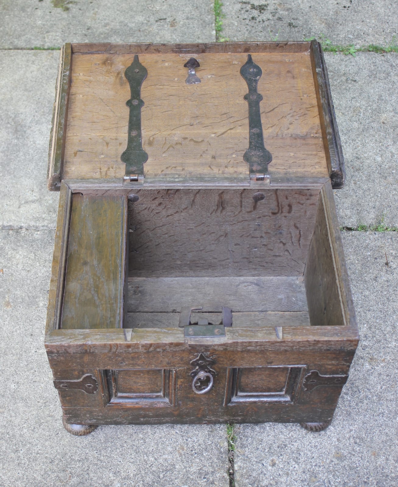 Small 17th century oak coffer, Circa 1600