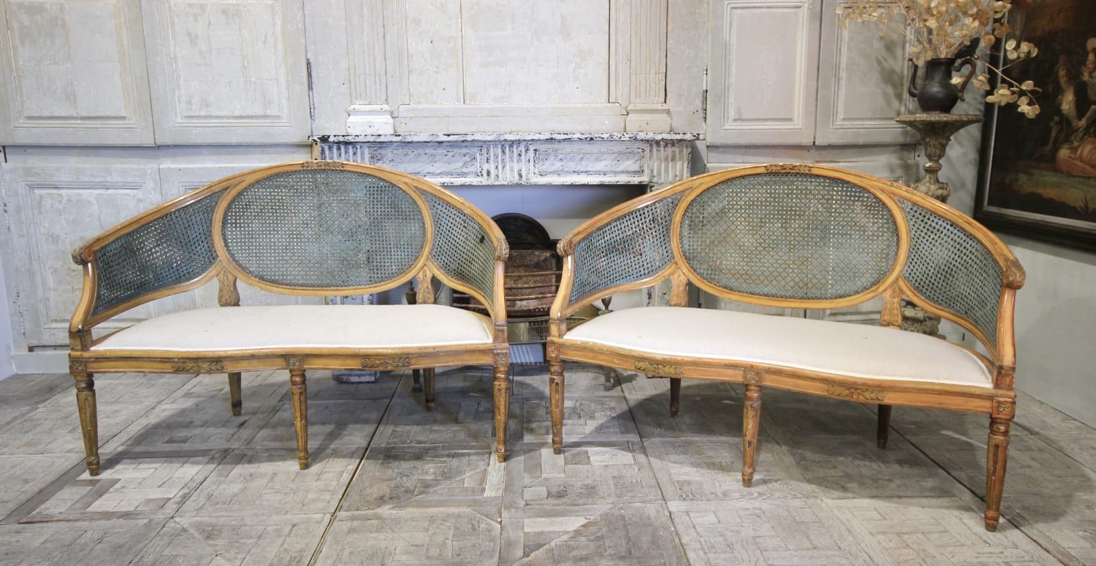 Elegant pair of late 18th century Italian settees, Circa 1795
