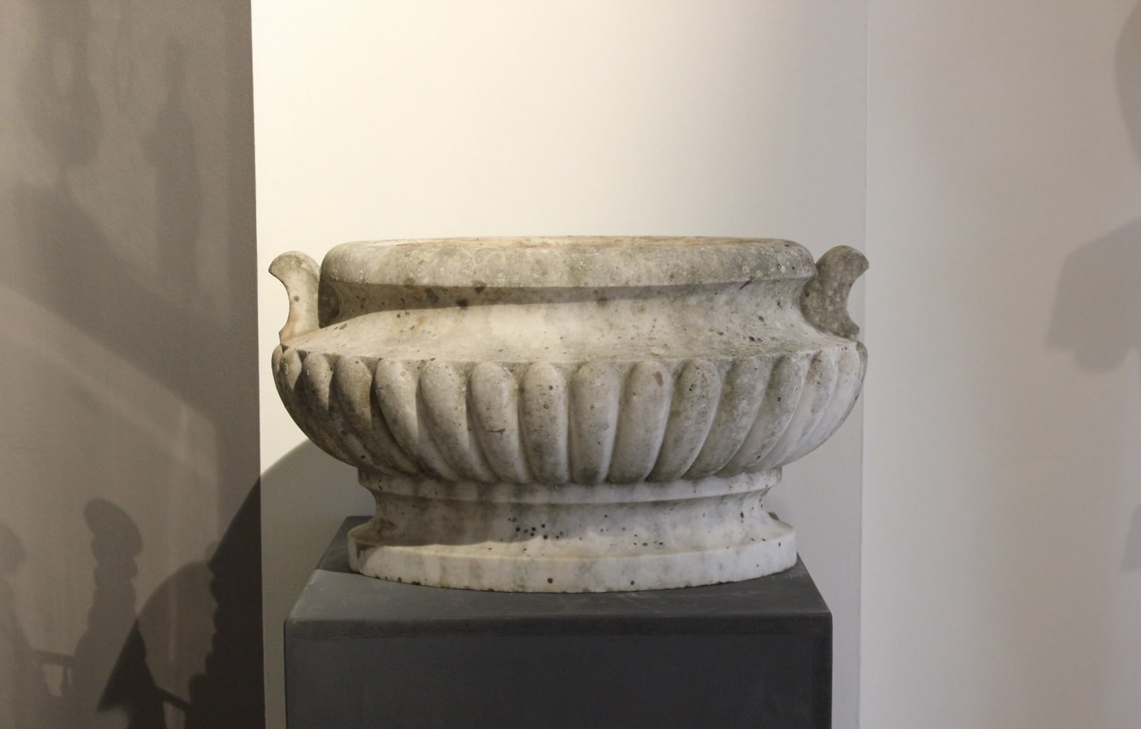 Wonderful 18th century carved marble cistern , Circa 1780