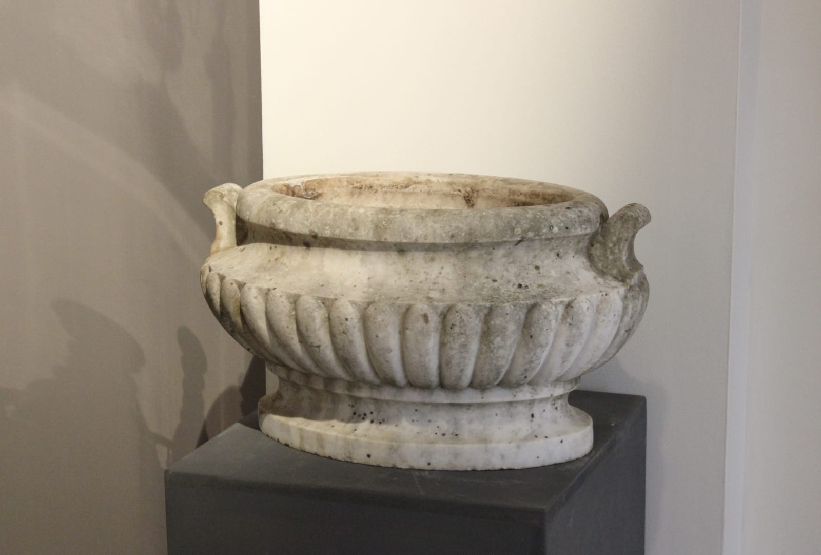 Wonderful 18th century carved marble cistern , Circa 1780