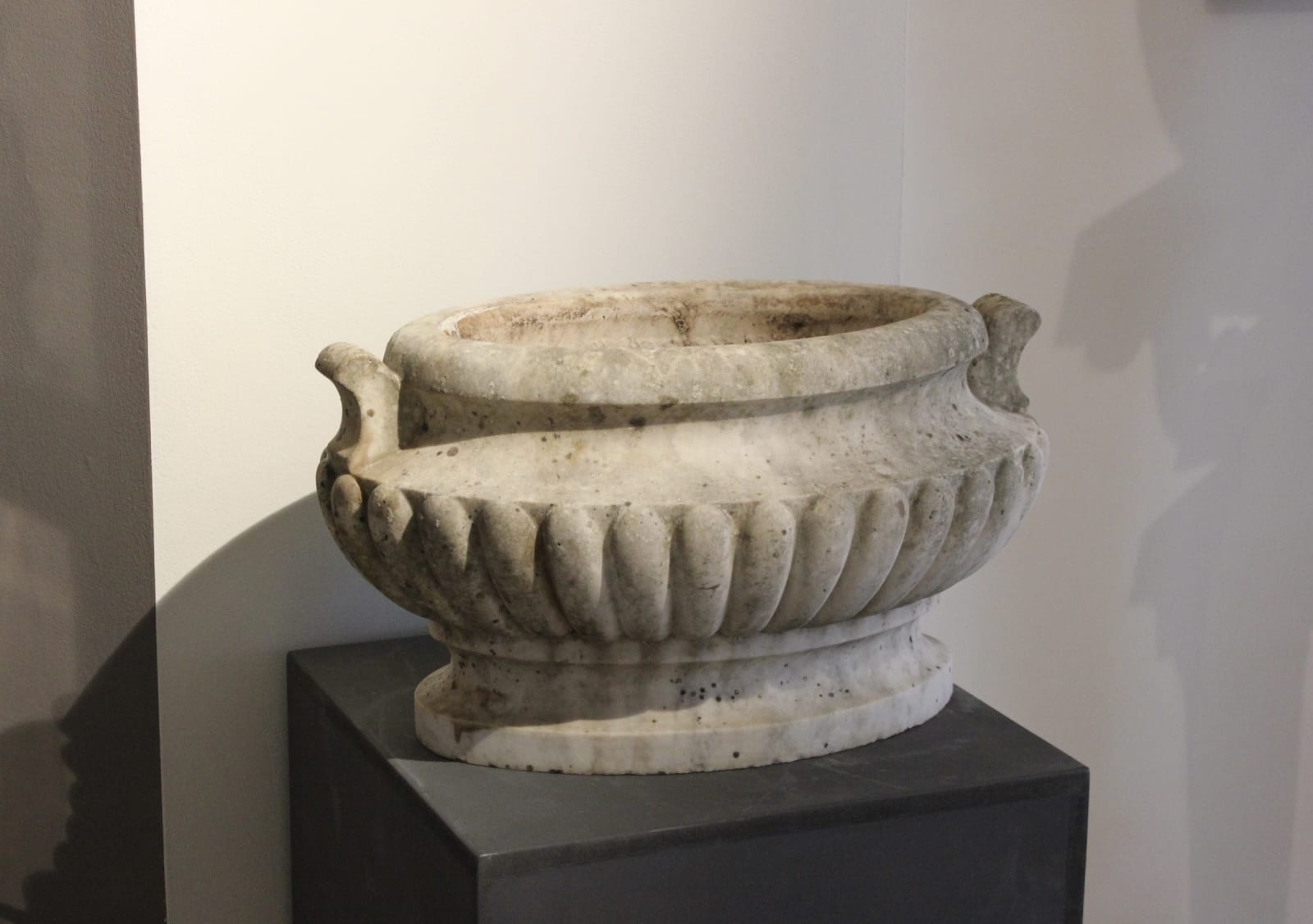 Wonderful 18th century carved marble cistern , Circa 1780