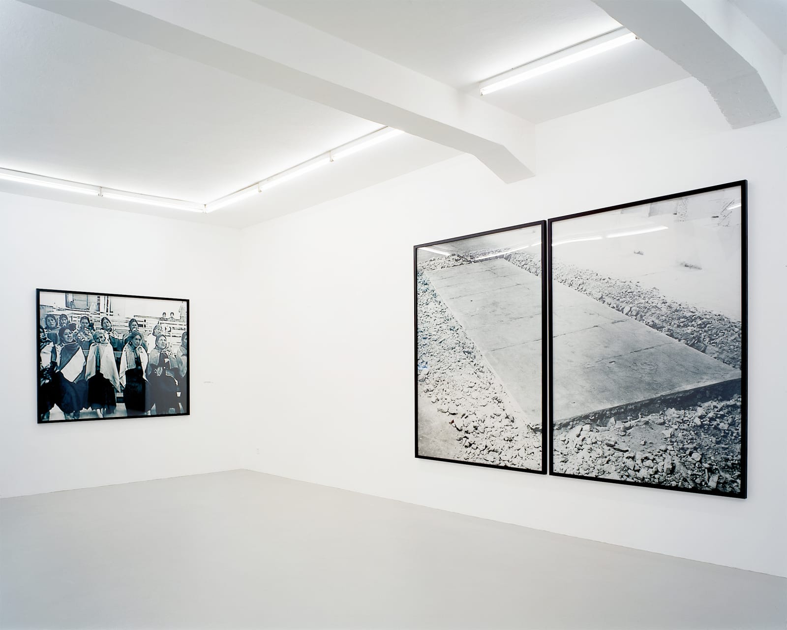 Installation view, Santiago Sierra, Galerie Peter Kilchmann, Limmatstrasse, Zurich, Switzerland, 2001