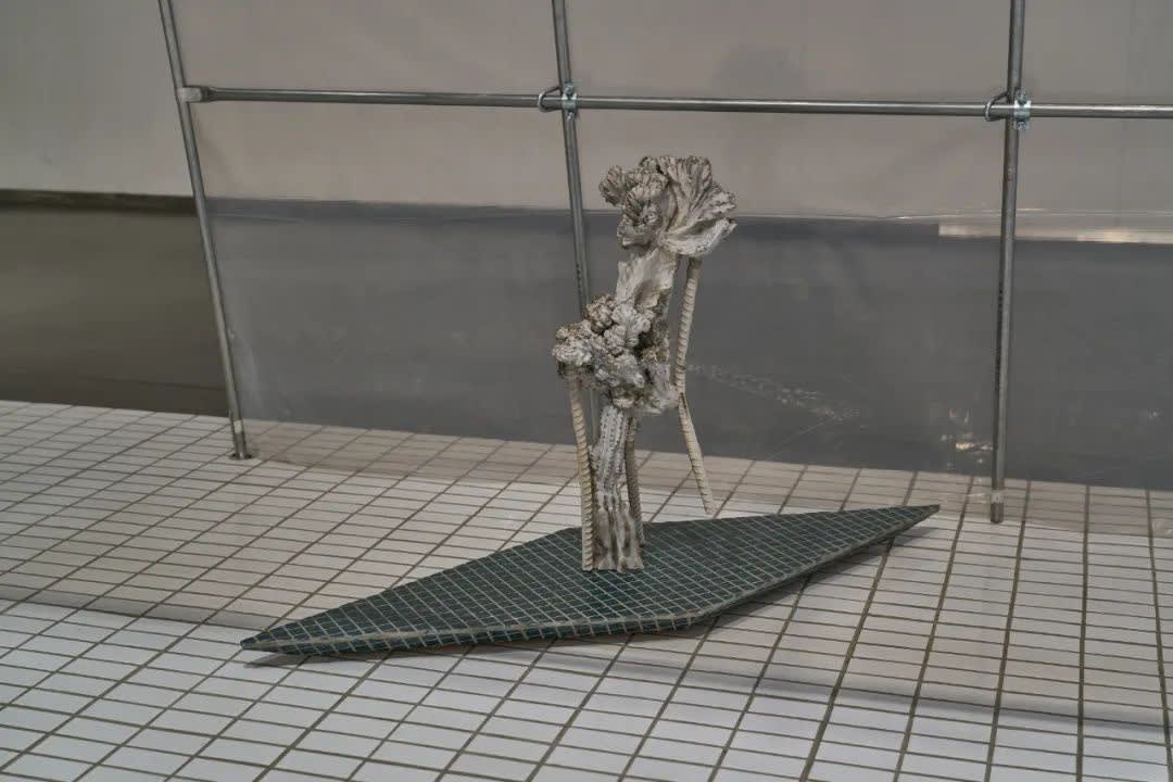 “张如怡：低声细语”展览现场，2022。图片由UCCA尤伦斯当代艺术中心提供，摄影：孙诗。Installation view of “Zhang Ruyi: Speaking Softly ,” 2022. Photograph by Sun Shi, courtesy UCCA Center for Contemporary Art.