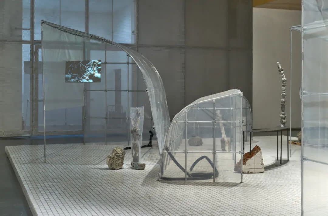 “张如怡：低声细语”展览现场，2022。图片由UCCA尤伦斯当代艺术中心提供，摄影：孙诗。Installation view of “Zhang Ruyi: Speaking Softly ,” 2022. Photograph by Sun Shi, courtesy UCCA Center for Contemporary Art.
