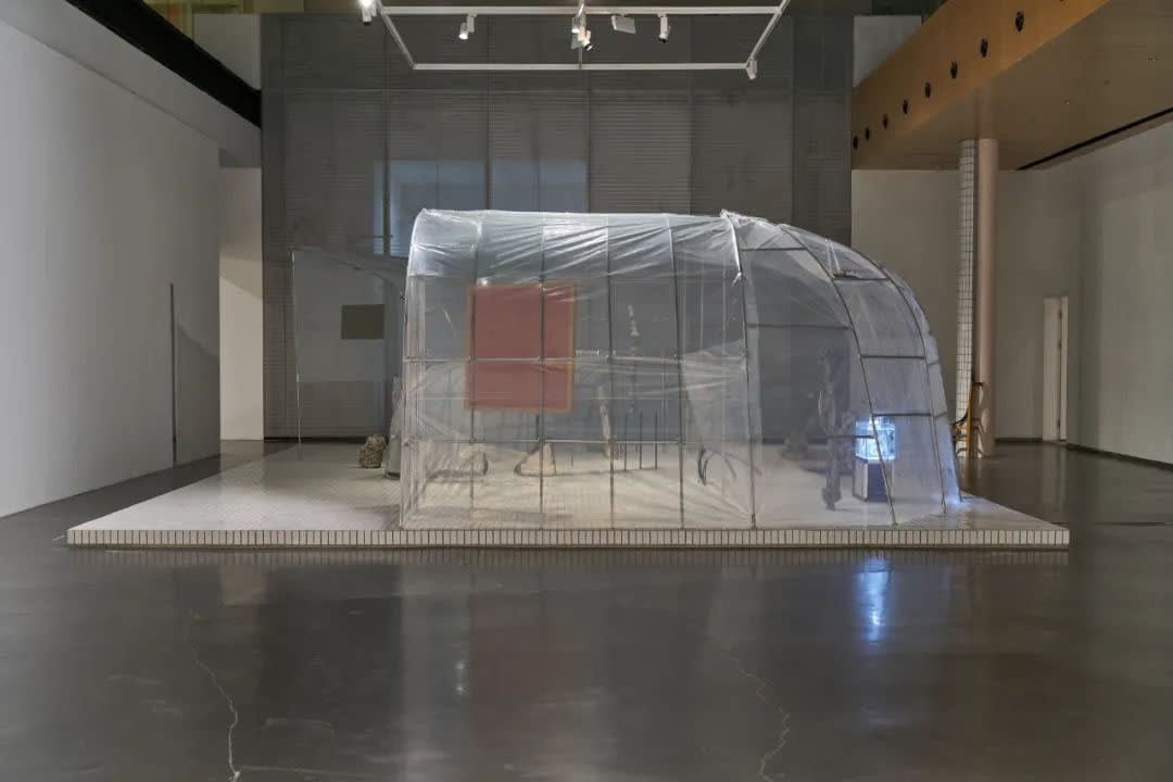 “张如怡：低声细语”展览现场，2022。图片由UCCA尤伦斯当代艺术中心提供，摄影：孙诗。Installation view of “Zhang Ruyi: Speaking Softly ,” 2022. Photograph by Sun Shi, courtesy UCCA Center for Contemporary Art.