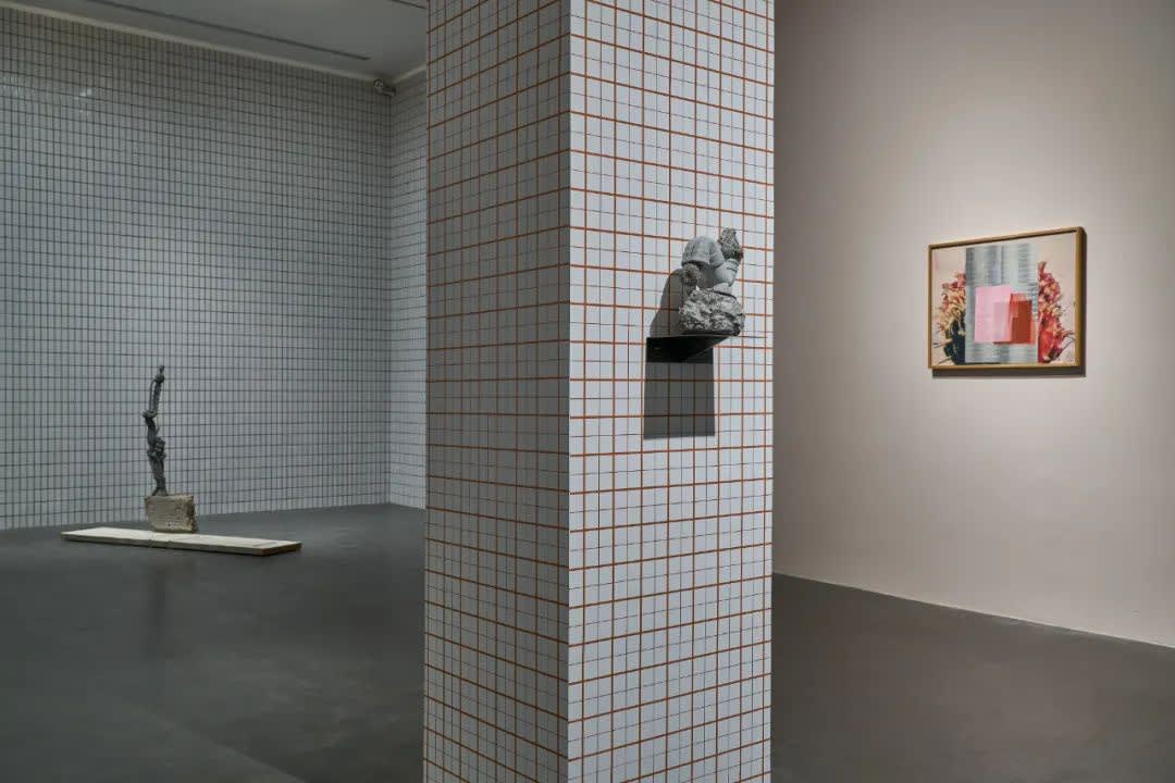 “张如怡：低声细语”展览现场，2022。图片由UCCA尤伦斯当代艺术中心提供，摄影：孙诗。Installation view of “Zhang Ruyi: Speaking Softly ,” 2022. Photograph by Sun Shi, courtesy UCCA Center for Contemporary Art.