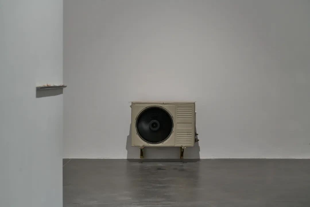 “张如怡：低声细语”展览现场，2022。图片由UCCA尤伦斯当代艺术中心提供，摄影：孙诗。Installation view of “Zhang Ruyi: Speaking Softly ,” 2022. Photograph by Sun Shi, courtesy UCCA Center for Contemporary Art.