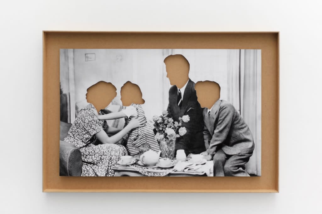 Hans-Peter Feldmann, Family photo with clipped heads