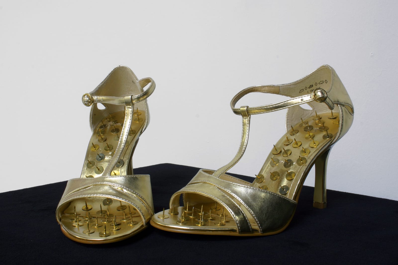 Hans-Peter Feldmann, Shoes with pins