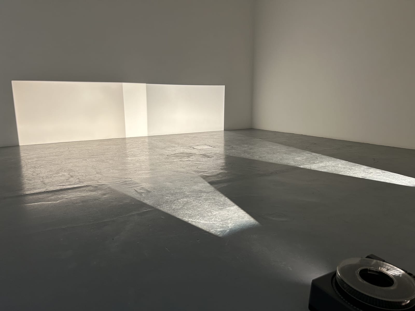 Michel Verjux, Double hommage à l'ici-bas, 1986