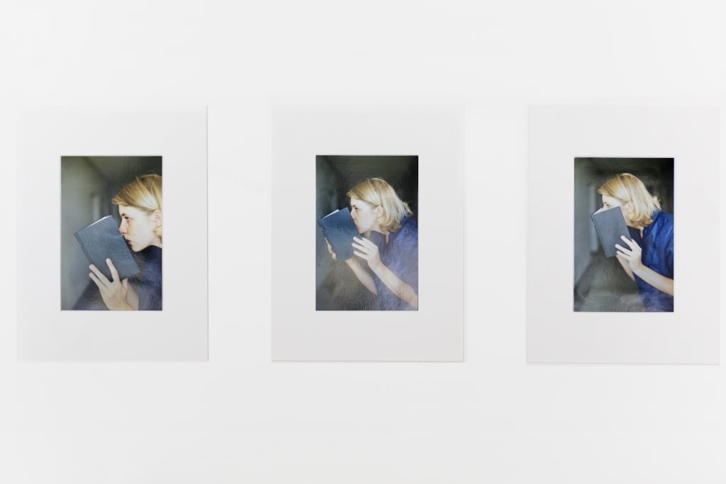 Hans-Peter Feldmann, Smelling a book