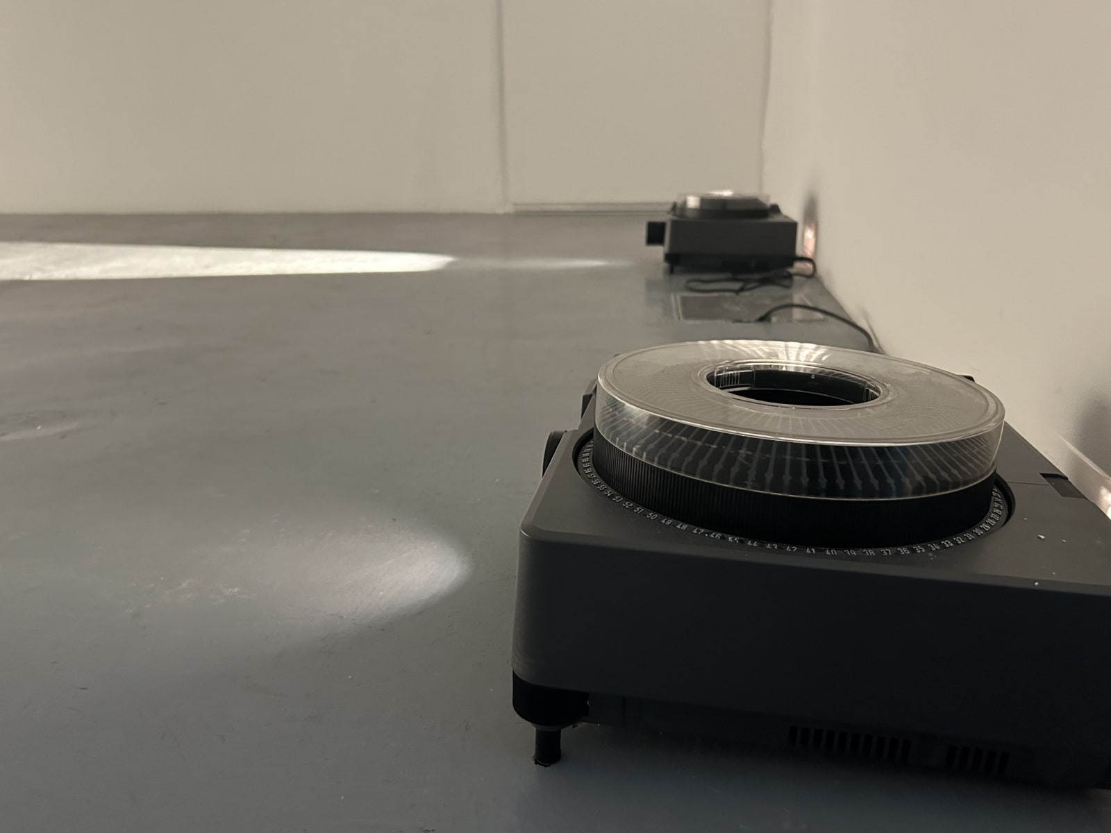 Michel Verjux, Double hommage à l'ici-bas, 1986