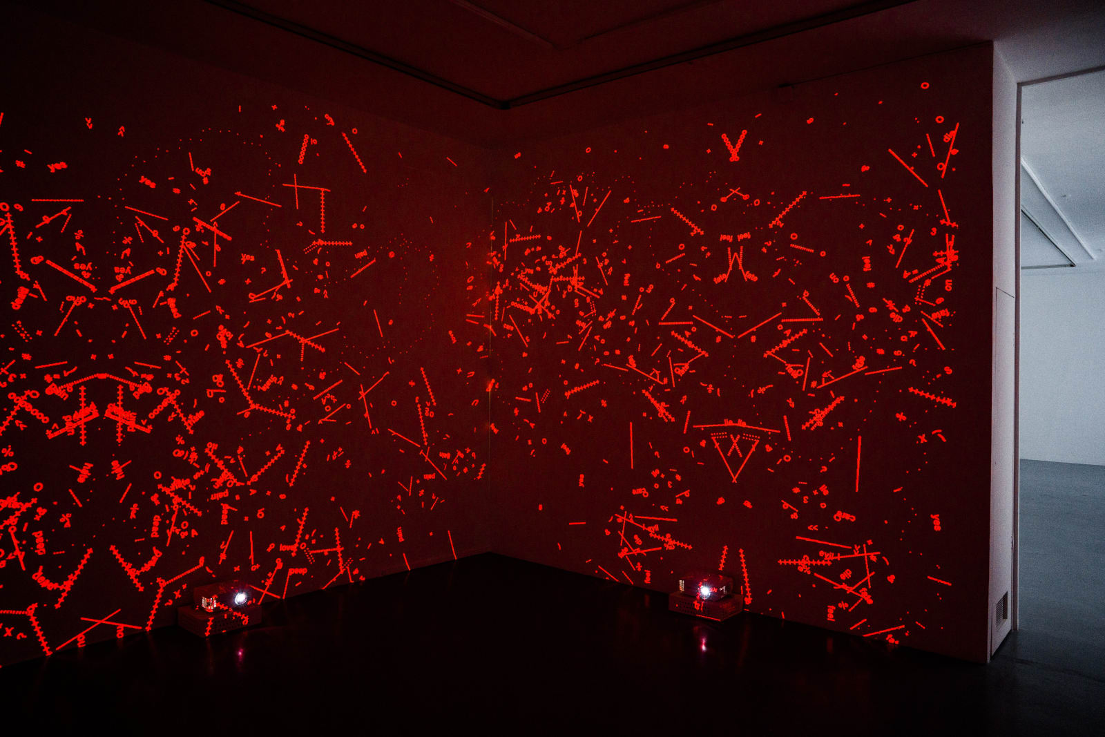 Charles Sandison, Symmetry breaking, 2022