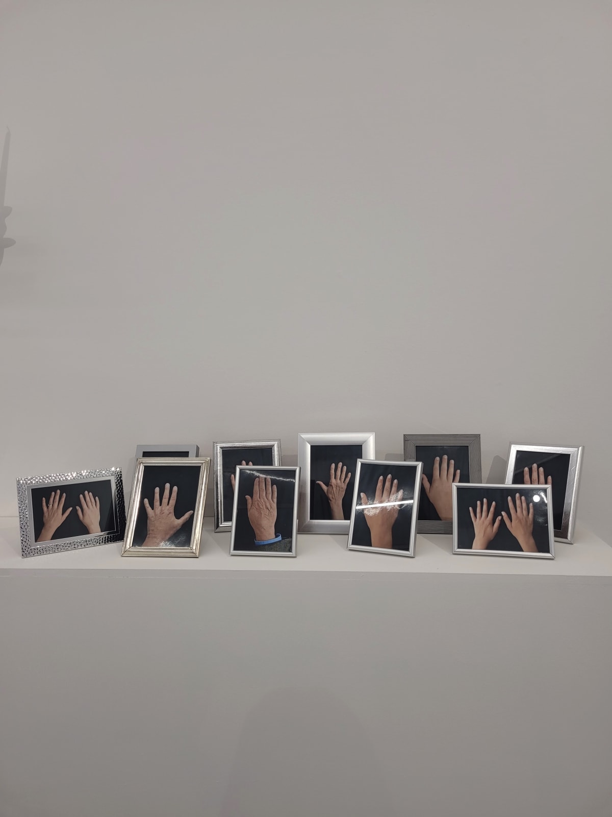 Hans-Peter Feldmann, Hands framed
