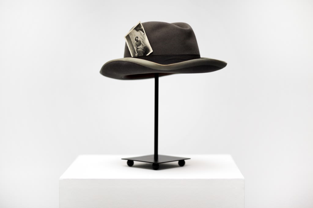 Hans-Peter Feldmann, Hat with photo