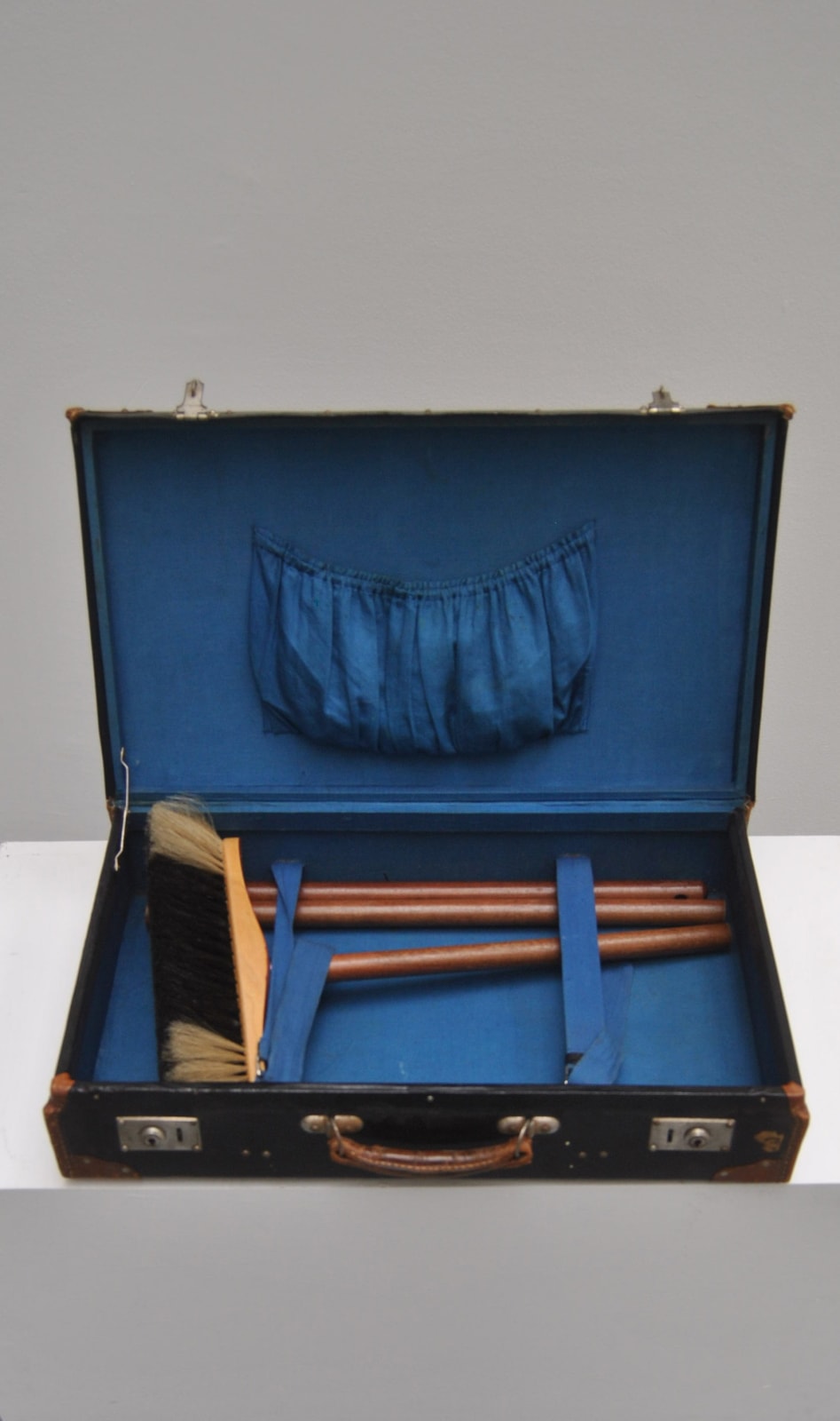 Hans-Peter Feldmann, Suitcase with broom