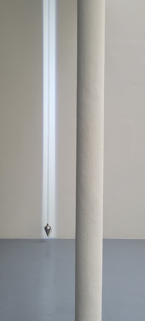 Michel Verjux, Zip au Plomb d'Axe (source haute), 2015