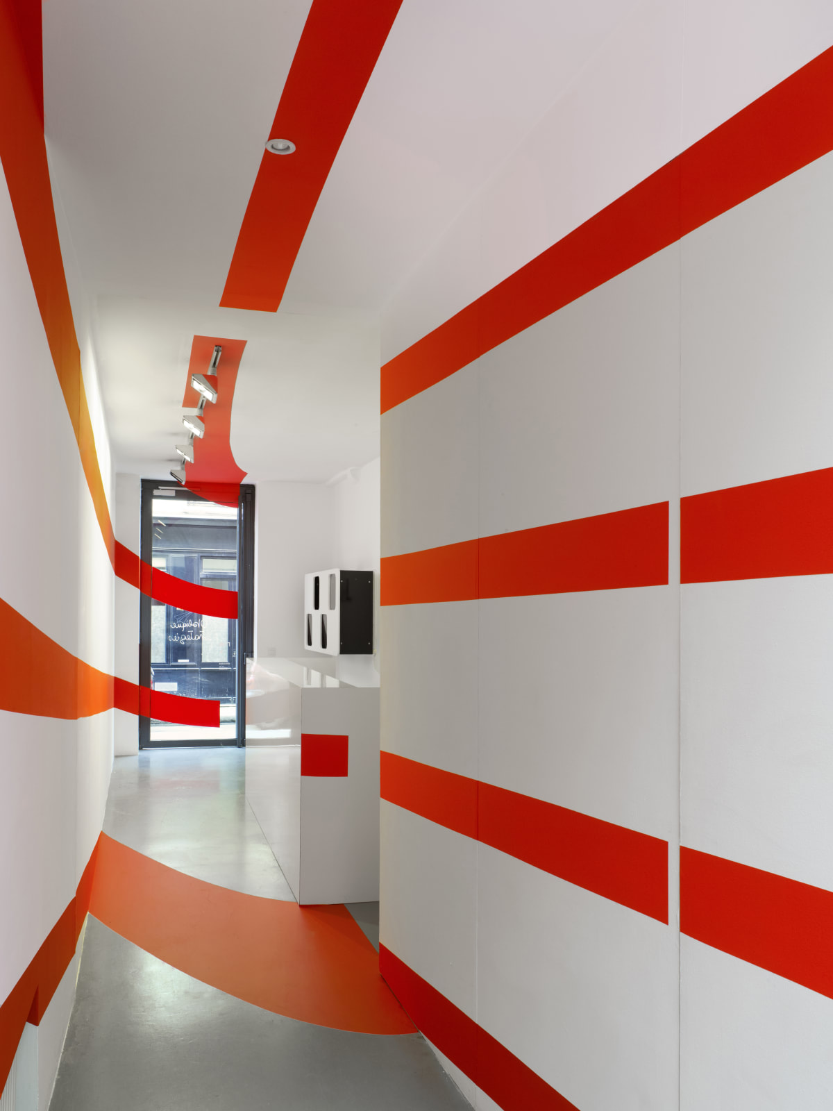 Felice Varini, COULOIR PAS-SAGE, 2020