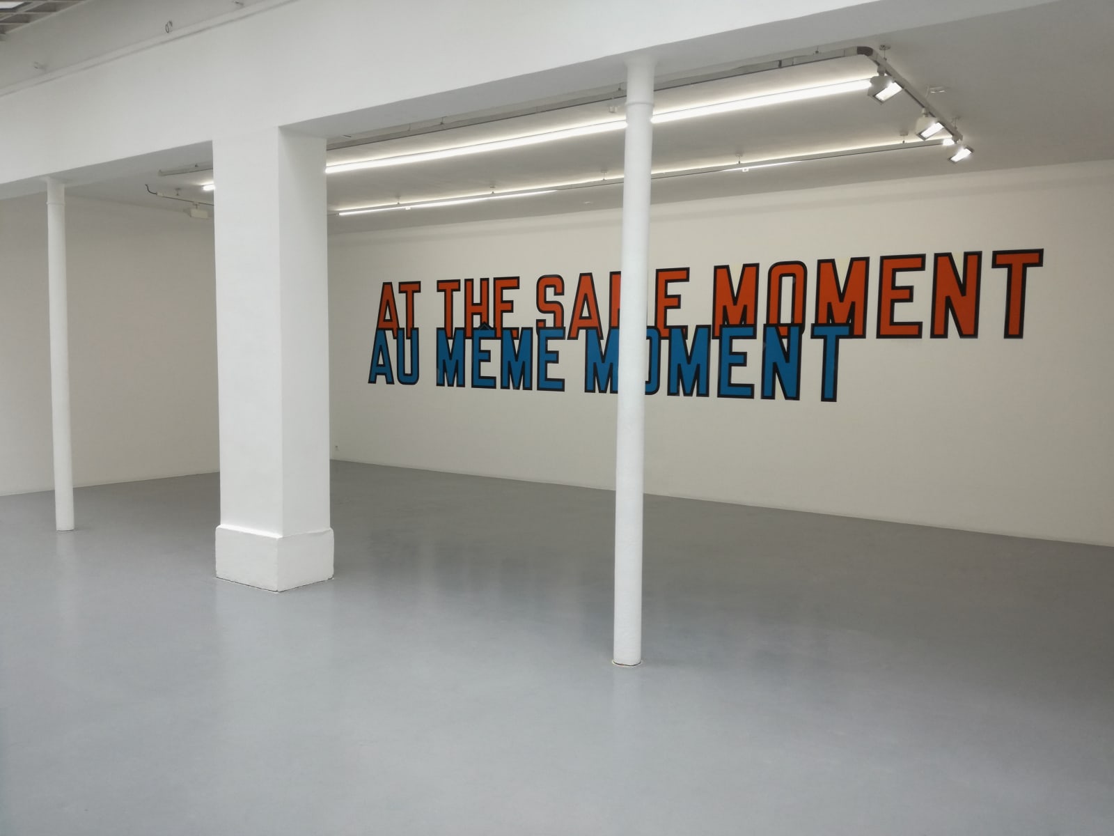 Lawrence Weiner, AT THE SAME MOMENT / AU MÊME MOMENT, 2000