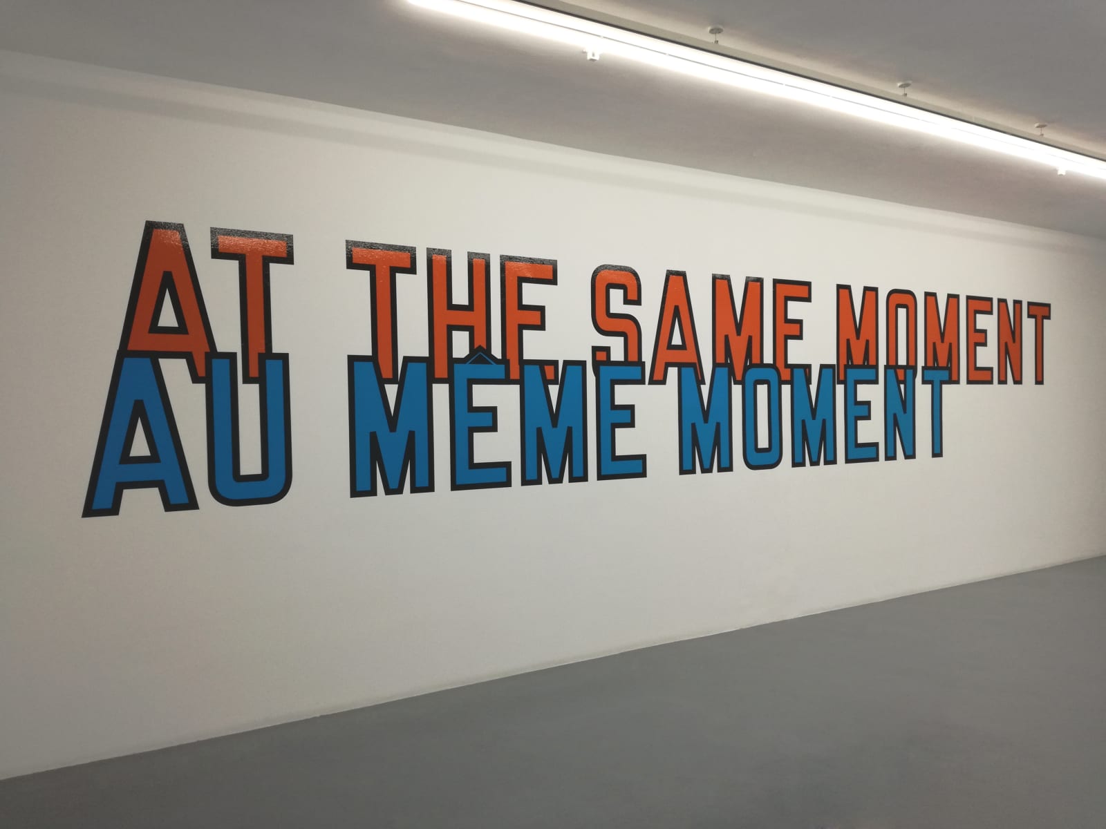 Lawrence Weiner, AT THE SAME MOMENT / AU MÊME MOMENT, 2000