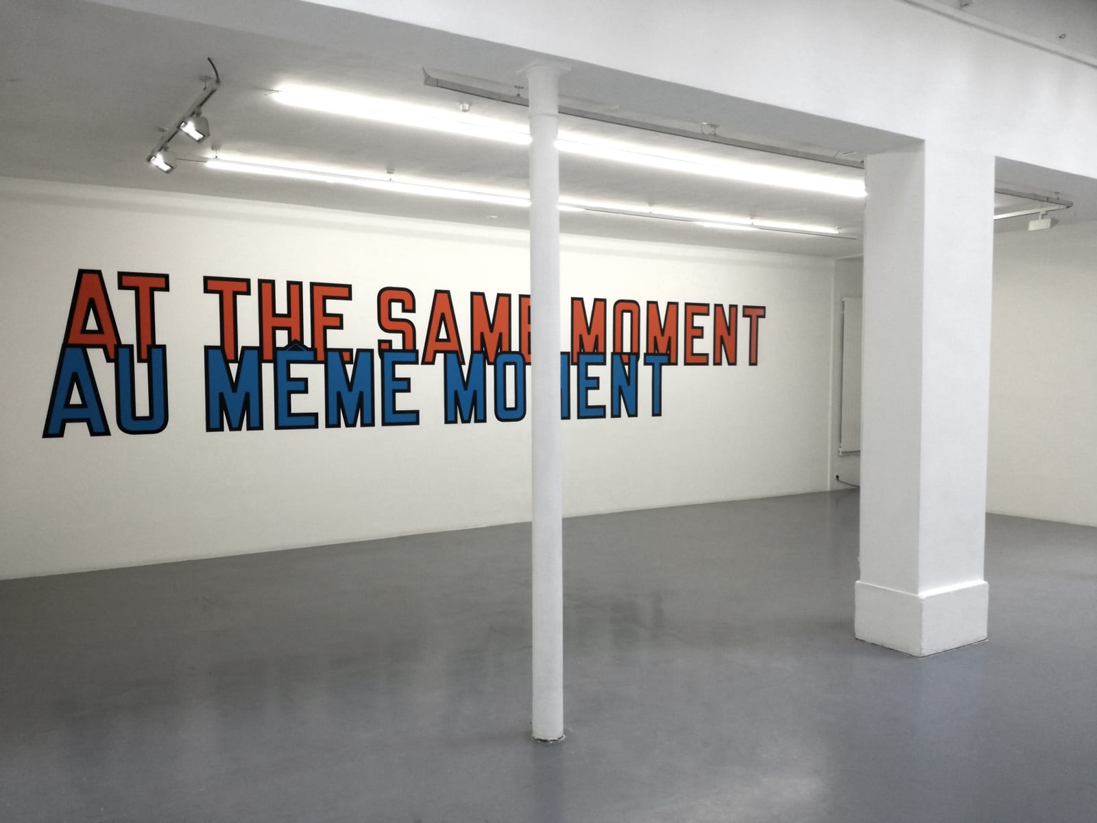 Lawrence Weiner, AT THE SAME MOMENT / AU MÊME MOMENT, 2000