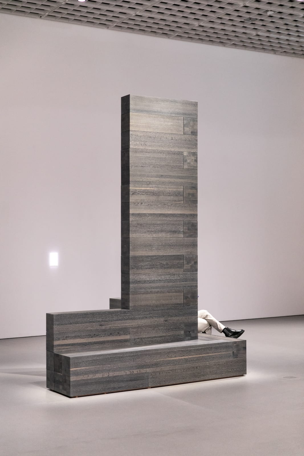 Layered Wood, 2022, oxidized red oak, 366 x 234 x 234 cm. Courtesy of San Choi