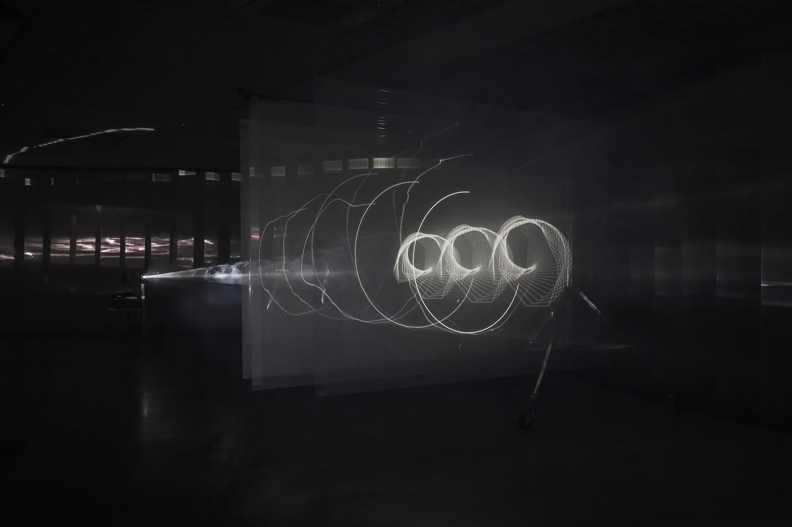 광선조각, 2022, HD video, loop, sound, beam projector, fog machine, polycarbonate, wood
